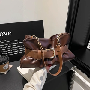 Sac fourre-tout plissé marron foncé avec boucle décorative et chaîne en métal doré