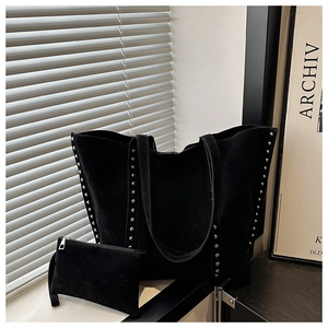 Détail du sac cabas en suédine noire avec rivets et petite pochette zippée assortie