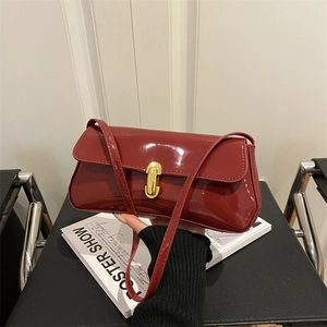 Sac bandoulière en cuir verni rouge foncé avec fermoir doré et design baguette rétro