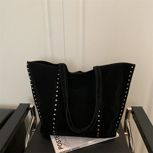 Grand sac cabas en daim noir avec clous en métal argenté, style tendance pour l'année 2025