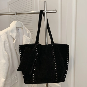 Grand sac cabas en daim noir avec rivets argentés et petite pochette amovible