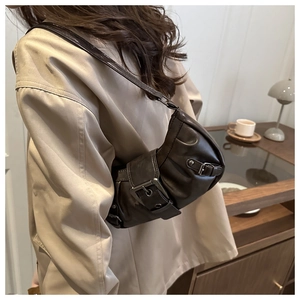 Detailansicht der dunkelbraunen Leder-Umhängetasche mit Vintage-Schnalle am Modell