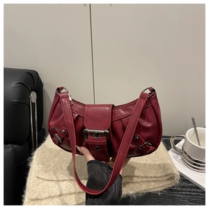 Detailansicht der dunkelroten Lederschultertasche mit vintage silbernen Metallschnallen