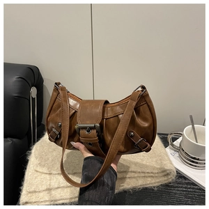 Detail der dunkelbraunen Kunstleder-Hobo-Tasche mit Vintage-Metallschnalle und Riemen