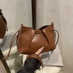Sac sous le bras chic en cuir PU marron avec design plissé et chaîne argentée