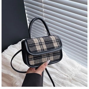 Détail du mini sac bandoulière en tweed à carreaux avec bordure et anse en cuir noir