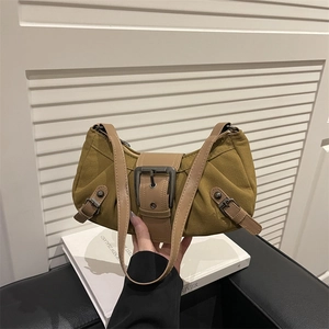Sac à Épaule en Cuir PU Rétro pour Femme Sac sous le Bras Plissé à la Mode Grande Boucle en Métal Sac à Main Quotidien