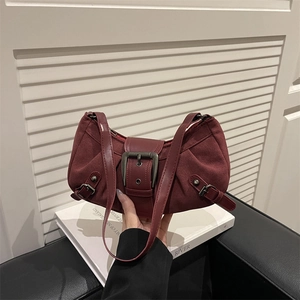 Sac à bandoulière vintage en daim bordeaux avec boucle en métal et sangle rétro