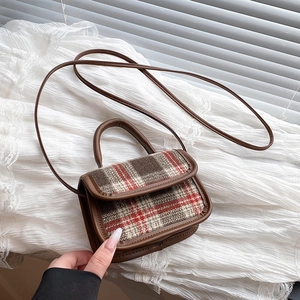 Mini sac bandoulière rétro à carreaux avec garniture en cuir brun et poignée chic