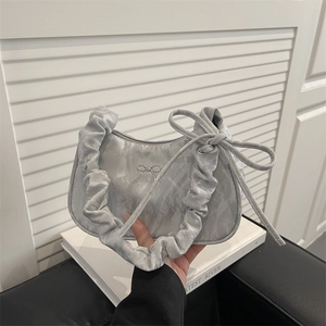 Silberne Satin-Unterarmtasche mit Plisseefalten, Metallschleife und sanfter Halbmondform