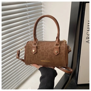 Détail du sac Boston léopard avec lettrage doré et bandoulière réglable pour femmes