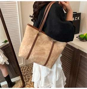 Détail du sac cabas beige vintage avec poignées et lanières en similicuir marron foncé