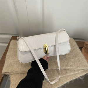 Sac baguette blanc à motif crocodile avec fermoir doré pour un style chic féminin