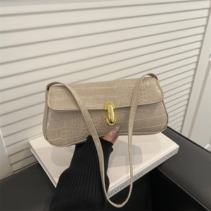 Sac à bandoulière chic beige en cuir embossé crocodile avec boucle dorée élégante