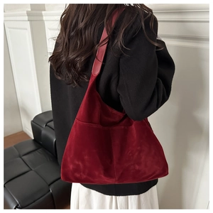 Detailansicht der dunkelroten Wildleder-Einkaufstasche mit großer Kapazität und Fronttasche