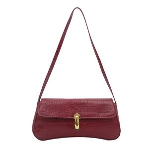Sac baguette sous le bras rouge foncé à motif crocodile avec boucle fer à cheval dorée