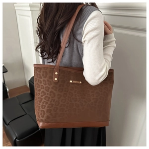 Dettaglio della borsa leopardata con placca dorata FASHION e tracolla rinforzata in PU