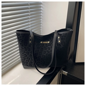 Dettaglio borsa tote leopardata con placca metallica dorata decorativa FASHION