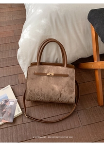 Détail du sac à main vintage en velours côtelé marron avec fermoir doré en décor cosy