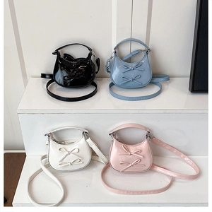 Mini sacs croissants en quatre couleurs avec nœuds et finition en cuir verni brillant