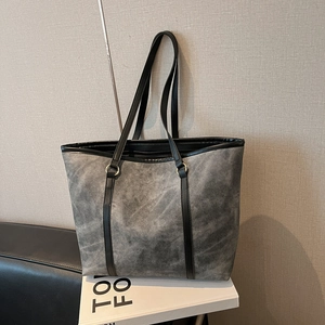 Grand sac cabas gris en toile lavée avec bandoulières en cuir noir pour le quotidien
