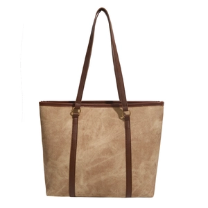Grand sac cabas en toile avec anses en cuir marron sur fond blanc pur et minimaliste