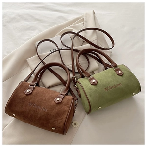 Détails des sacs Boston en daim marron et vert avec des lettres embossées