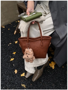 Sac seau en cuir mat marron foncé avec un joli porte-clés en peluche ours
