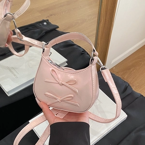 Sac Croissant en Cuir PU Doux pour Femmes Petit Sac à Épaule en Forme de Lune Avec Bandoulière Chaîne Couleur Unie