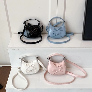 Sac croissant doux avec nœud en noir bleu blanc et rose avec bandoulière chaîne