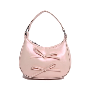 Sac hobo croissant rose brillant avec nœuds en cuir et détails de fermeture éclair