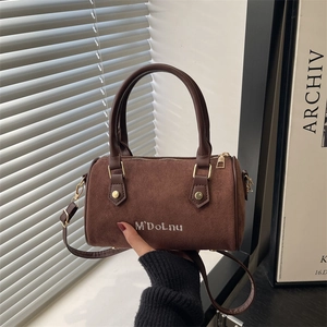Sac Boston chic en daim marron avec poignées en cuir et détails en métal doré