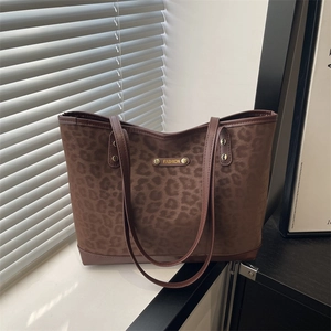 Borsa tote vintage leopardata con placca dorata e design spazioso per il trasporto