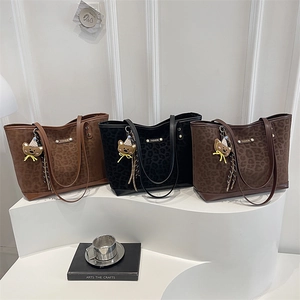 Sac Fourre-Tout Imprimé Léopard Rétro pour Femmes Cuir PU Grande Capacité Sac à Épaule Avec Pendentif Ours Mode Décontractée Sac Navette