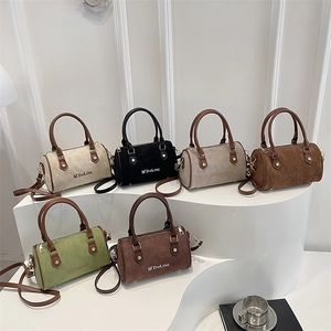 Sacs Boston rétro en six couleurs en daim mat avec des poignées en cuir lisse