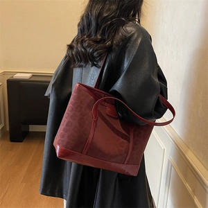 Minimalist burgundy leopard print tote bag with large capacity and stylish shoulder strap
