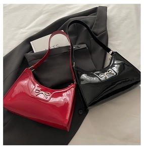 Sacs portés épaule en cuir verni noir et rouge avec détails de nœuds dorés chic