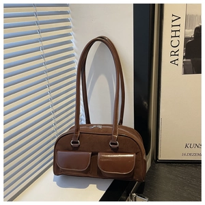 Details der braunen Vintage-Baguette-Tasche mit Leder-Stitching und Fronttaschen