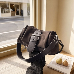 Sac à bandoulière en daim marron foncé vintage avec boucle de ceinture pour les trajets quotidiens