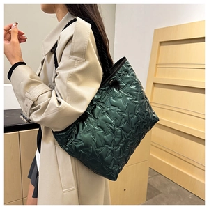 Détail du sac cabas vert foncé avec motifs étoiles surpiqués et anses en corde