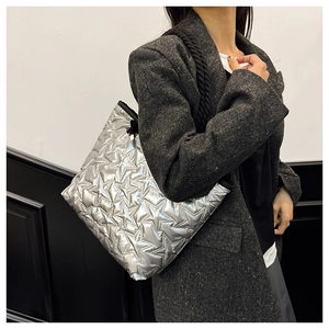 Détail du sac fourre-tout argenté matelassé en étoile avec bandoulière en corde noire