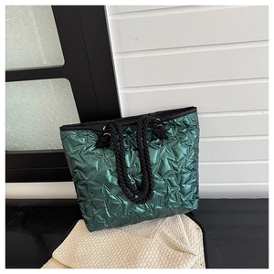 Détail du cabas vert brillant avec matelassage en étoile et poignée en corde tressée