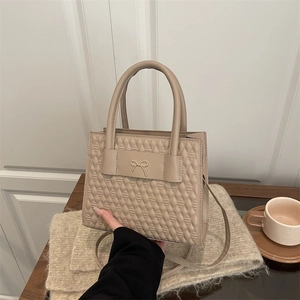 Sac Bandoulière Femme Cuir PU Matelassé Élégant Motif Losange Sac à Épaule Avec Nœud en Métal Doré Mode de Rue