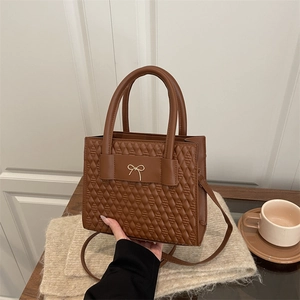 Sac à main marron en cuir PU matelassé avec nœud doré et bandoulière réglable