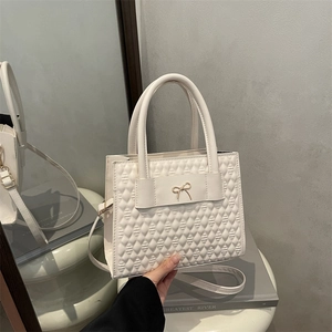 Sac carré beige en cuir PU avec boucle nœud dorée et bandoulière réglable