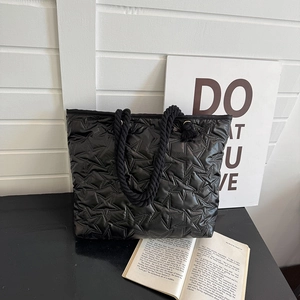 Sac fourre-tout noir minimaliste avec motif d'étoiles matelassées et anses en coton
