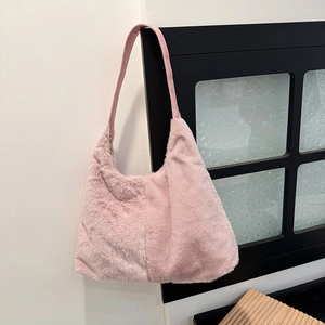 Women Vintage Plush Large Capacity Tote Bag Minimalist Faux Fur Shoulder Bag Autumn Winter Commuter Fashion Underarm Bag