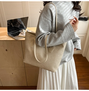Grand sac cabas beige en cuir synthétique embossé présenté dans un décor de bureau