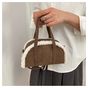 Détail du sac à main en daim pelucheux avec bordure en peau lainée et bandoulière