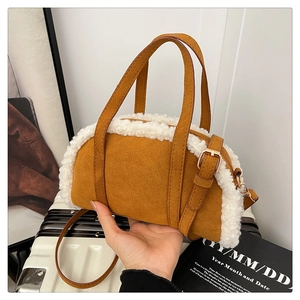 Détail de l'empiècement en laine d'agneau et des ferrures dorées sur le sac à main